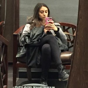 Meet your Posher, Caitlin